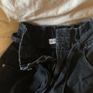 Jeansshorts - Mörkgråa jeansshorts från Zara med hög midja, snörning och vida ben, storlek 36 men passar även mindre storlekar🫶🏼 skriv gärna vid frågor/fler bilder!