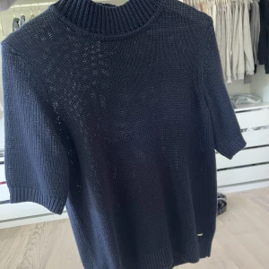 Kortärmad stickad💙💙 - Trekvartsärmad stckad tröja🤍🤍 Köpte från semlor men aldrig använt den!