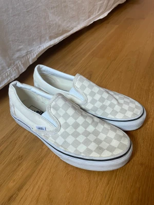 Vans - Checkers vans i beige/grå. Använda 2 gånger därav riktigt bra skick och knappt smutsiga undertill. Nypris 800kr 