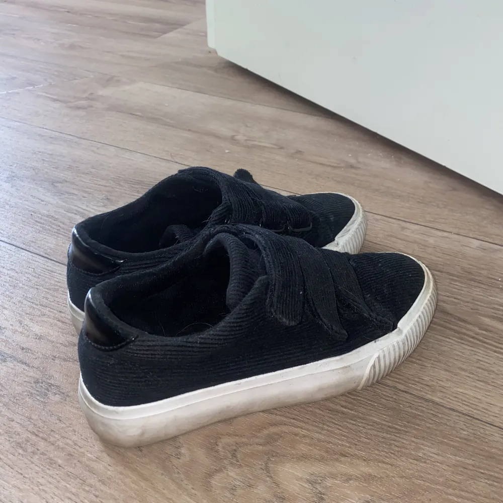 Säljer mina superfina sneakers från even&odd då jag tyvärr ej använder dessa längre  Har tvättat av de lite men går att göra de rena om man vill det!🥰  Nypris:329  Mitt pris:200+frakt  Pris går att diskutera🥰. Övrigt.