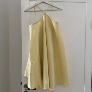 NA-KD klänning - Använd en gång - 2 små fläckar 