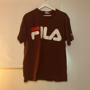Fila T-shirt  - Knappt använd, inte min stil. Välskött, rök och djurfritt hem. Kom med bud. 