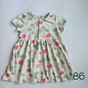 Jordgubbsklänning 🍓 - Sommarklänningar med kort ärm och jordgubbstryck 🍓🍓