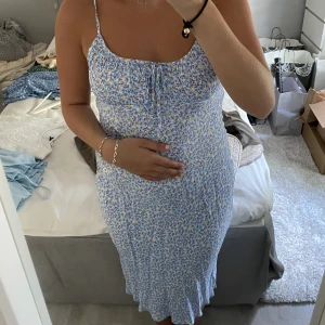 Sommar klänning  - Längre klänning perfekt till sommarkvällar. Klänningen är lite mindre i storleken! 