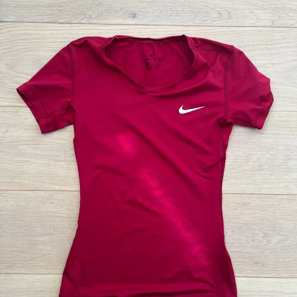Nike topp som andas bra sitter tajt o snyggt💖💝💋vinröd rosa färg!!. Toppar.