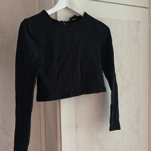Topp - Croppad topp från BikBok. Storlek Xs