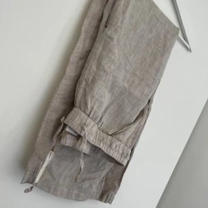 Linnebyxor  - Säljer ett par beiga linnebyxor (ljusare i verkligheten än på bilden). Endast testade. Strl M, 40/42.  Pris 350. Kan hämtas i Malmö, alt. skickas mot frakt.