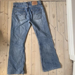 Levis jeans - Snygga ljusa Levis jeans i perfekt skick. Modellen är mid waist och rak, lite lösare i benen. Storleken motsvarar en M❤️Midjemått 40 tvärs över, innerben 76💕Skriv vid funderingar. Kolla gärna in alla mina andra jeans!