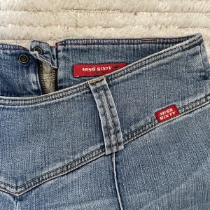 Miss sixty jeans  - Köpta secondhand för 500kr men har ej använt tyvärr:/ skulle säga att dom är 26/27 i midjan och är bra längd på mig som är 170cm☺️