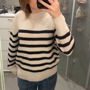 Randig Hm Tröja  - Säljer denna super mysiga tröjan eftersom att den inte kommit till så mycket användning 💓 