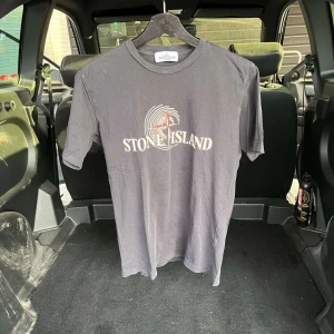 Stone Island T-Shirt - Stone Island T-Shirt Nytt pris: 1200kr Mitt pris: 500kr Skick: 6/10 Storlek: 14 år Färg: Svart