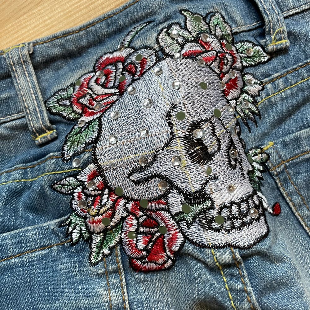 Lågmidjade Ed Hardy jeans med en döskalle på rumpan!. Jeans & Byxor.