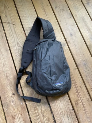 Patagonia slingbag - En axelväska från patagonia i bra skick. Dm för bud.