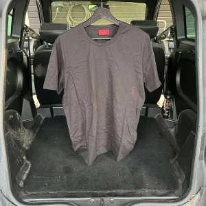 Hugo Boss T-Shirt - Hugo Boss T-Shirt Nypris: 550kr Mitt pris: 250kr Skick: 6/10 Färg: Svart Storlek: L