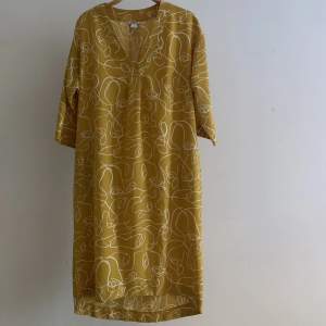 OTROLIGT somrig mönstrad knälång klänning i strl S från Monki! Använt fåtal gånger i rent och helt skick 