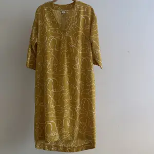 OTROLIGT somrig mönstrad knälång klänning i strl S från Monki! Använt fåtal gånger i rent och helt skick 