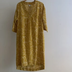 Gul Monki Klänning - OTROLIGT somrig mönstrad knälång klänning i strl S från Monki! Använt fåtal gånger i rent och helt skick 