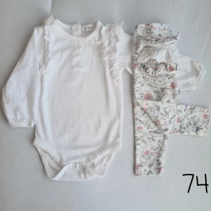 Newbie Set 🌸 - Newbie body med broderivolang med tillhörande legging med volanger bak 🌸 I nyskick. 
