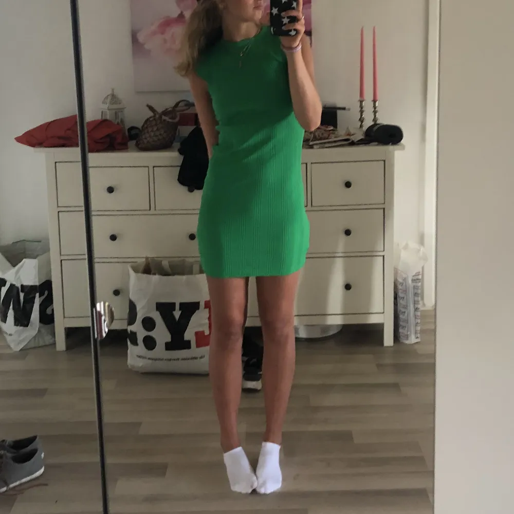 Säljer denna supersöta gröna klänningen från Zara. Aldrig använd, endast prövad och lappen är kvar💕 så himla söt men inte kommit till användning bara🙏🏼 hör av dig för fler bilder. Klänningar.