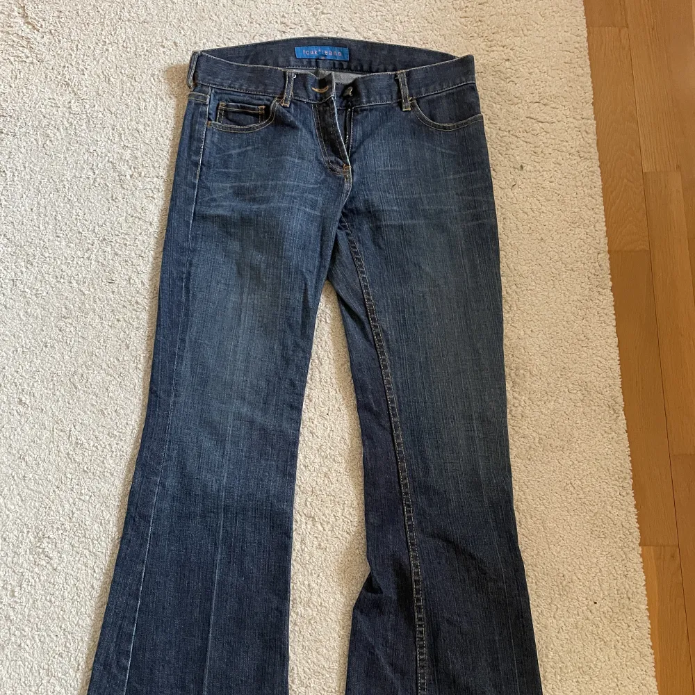 lågmidjade jeans med okänd märke 🩷de passar som en S/M och är i super bra skick. frakten är inklusive i priset.. Jeans & Byxor.
