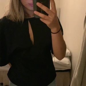 Blus  - Väldigt fin blus som jag köpt på zara, har nästan aldrig använt den för det inte riktigt är min stil💗💗