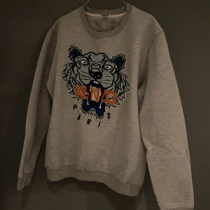 Kenzo Paris tröja - Säljer denna snygga Kenzo tröjan som använts varsamt. Tjock och perfekt inför sommarens kyligare kvällar eller höst. 