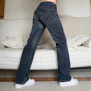säljer dessa snygga low waist jeansen i storlek 44 men de passar en m. jag har i vanliga fall 38/36 i jeans ☺️