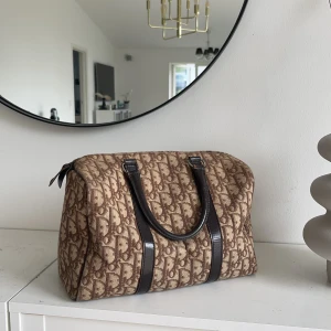 Dior vintage canvas bag - Säljer min äkta Dior vintage Canvas bag🤍 Pris kan diskuteras men börjar vid 3700kr kom gärna med förslag🤍🤍Skriv för fler bilder och information