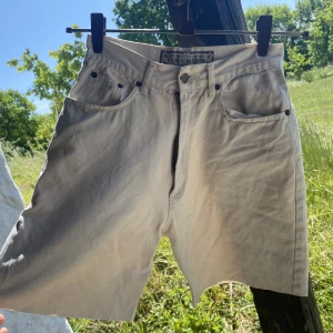 Shorts - Skitcoola ”långa” vintage shorts, vit/ beige. Är typ jeans/ byxmaterial. Tyvärr lite små för mig 😩Dma för frågor. Köpare står för frakt, men kan också mötas upp i Malmö/ Lund. 