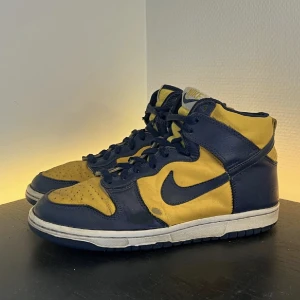 Nike Dunk High Michigan 2003 - Nike Dunk High Michigan🏀. Klassisk sneaker från 2003 (20 år gammal)🥇. Storlek 40,5✅. Äkta👍. Fullt användbara📌. Passar både killar och tjejer👫. Skicka meddelande för frågor / fler bilder🤝. 