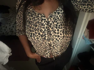 Leopard blus - I bra skick, ingenting som är sönder eller liknande. Sitter bra på kroppen och inte genomskinlig.