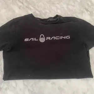En Sail racing t-shirt. Den är i bra skick. Inte använd så många ggr.