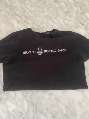 Sail racing t-shirt - En Sail racing t-shirt. Den är i bra skick. Inte använd så många ggr.