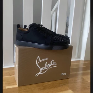 Skor loubs - Säljer mina loubs använda 1-2 gånger  Skriv för mer information  