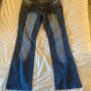 Lågmidjade Jeans  - Säljer nu mina extremt snygga vintage jeans. Märke, står V8V men vet inte riktigt. Köpt för 250 och säljer för 150. Använda men i fint skick.💓 Storlek XXL men skulle mer säga XL, passar någon som är 160-170. För korta för mig som är 178💓