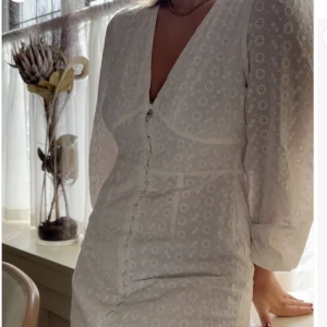 Klänning - Superfin slutsåld klänning från Vila i storlek 38. Den är helt oanvänd och passar perfekt nu till student och skolavslutning! Tveka inte att höra av dig🥰☀️