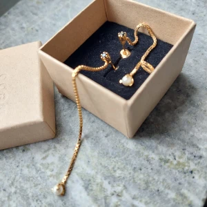 Caroline Webb örhängen - Guldpläterade m sötvattenspärlor o svarta stenar