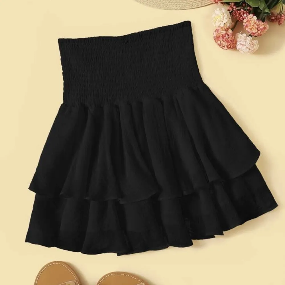 Jättefin somrig svart kjol som är i nyskick. Oanvänd! Köparen står för frakten💘💘🌟. Kjolar.