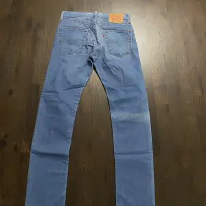 Ljusa Levi's jeans i storlek 30/30. Säljer då dom inte passar samt sitter lite tajt för mig. Köpta i Levi's affär.