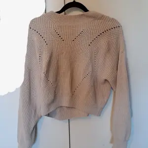 En fin stickad tröja i färgen smuts rosa/smuts grå från h&m🤍 den är lite sönder vid ena ärmen och en liten fläck i mitten av tröjan🩵 säljer för 95kr och köpte för 200🩷 vet inte storleken men jag har 165-xs och den passar på mig🩵