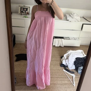 Rosa långklänning  - Superfin rosa långklänning från ASOS i storlek 32. Aldrig använd. Jag är 160cm🩷