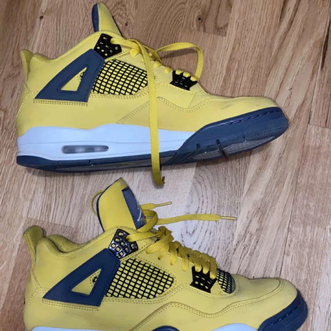 Jordan 4s Retro lightning - 90