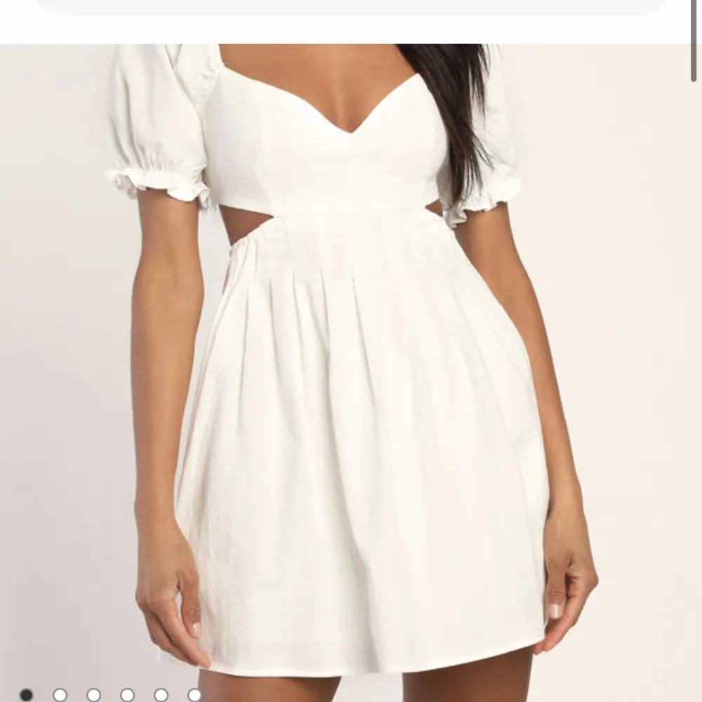 Superfin vit klänning som är perfekt till studenten. Originalpris är 945kr så säljer för 500kr. Obs! Klänningen är helt oanvänd.. Klänningar.