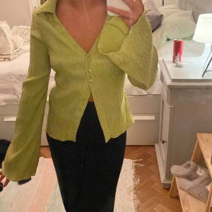 skjortkiknande topp  - grön skjorta med vida ärmar:)