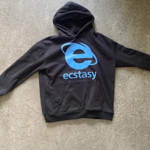 en bootleg vetements ”ecstasy” hoodie.  fett bra kvalité den e nice fodrad o varm. size m men passar L. skriv för mer frågor