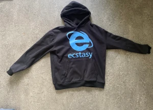 vetements hoodie - en bootleg vetements ”ecstasy” hoodie.  fett bra kvalité den e nice fodrad o varm. size m men passar L. skriv för mer frågor