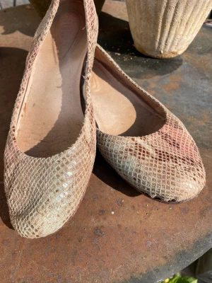 Block ballerina - Eleganta skinnskor som sitter perfekt- glappar inte.  Mycket bra skick.  Obs att print inte är identiska . Små i storlek mer som 37,5.  Lika snygga till jeans som klänning. 