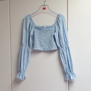 Sommartopp - Söt ljusblå topp från monki som passar för sommaren. Den är croppad och i jättefint skick. Har bara använt den 2 gånger då den är för liten.