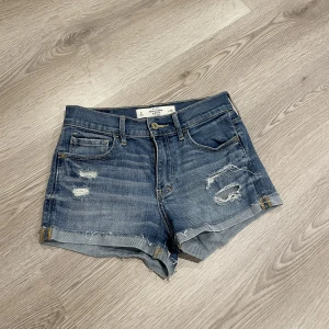 Jeansshorts  - Super fina mid waist jeans shorts från abercrombie and fotojobb. De är i storlek 0 och W 25 men skulle säga att de passar nån som är 34/36. Priset går att diskutera.💕 Köparen står för frakt eller så kan man mötas upp💕