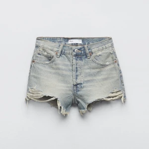 Zara shorts - Säljer dessa blåa håliga shorts ifrån zara. Nyskick och köp direkt för 300kr❤️